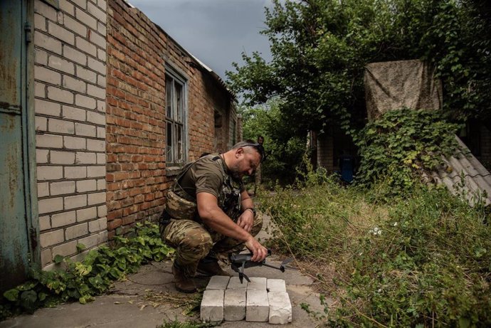 Archivo - Un miembro de la brigada militar ucraniana en la región de Jersón