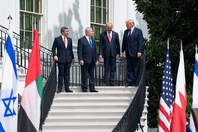 Archivo - El ministro de Exteriores de EAU, Abdulá bin Zayed al Nahyan; el primer ministro israelí, Benjamin Netanyahu; el ministro de Exteriores de Bahréin, Abdulatif bin Rashid al Zayani; y el expresidente de Estados Unidos, Donald Trump