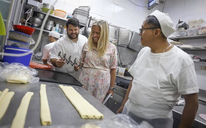 La consejera de Economía, Hacienda y Empleo, Rocío Albert, visita a la pastelería La Oriental, firma familiar creada en Madrid en 1950 que se ha convertido en un referente, ya que cuenta con obrador en el que se elabora todo tipo de productos de panader
