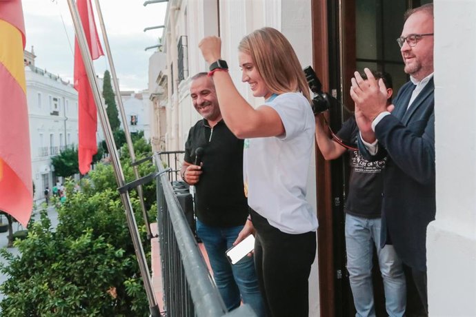 La piragüista Estefanía Fernández, en el balcón del Ayuntamiento de Mérida
