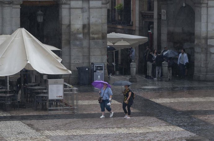 Varias personas en la Plaza Mayor de Madrid, a 4 de septiembre de 2023, en Madrid (España). 