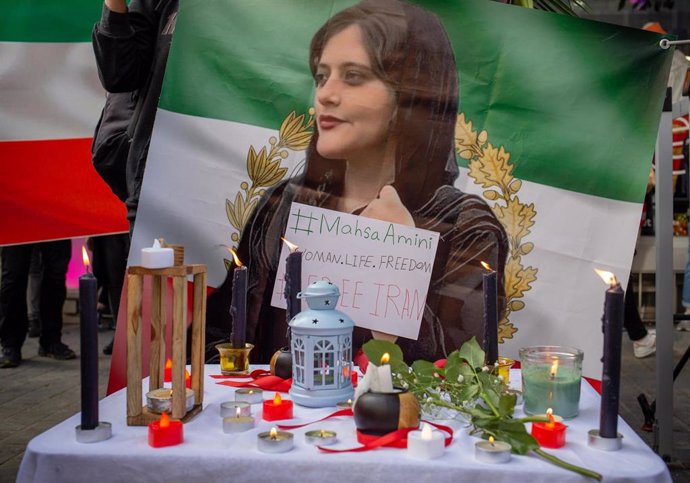 Archivo - Protesta de ciudadanos iraníes frente al consulado de Irán en la ciudad de Estambul, en Turquía, por la muerte bajo custodia de Mahsa Amini, detenida en Teherán por supuestamente llevar mal puesto el velo