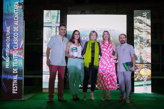 María Guardiola asiste a los Premios Gente Viajera de Onda Cero en Cáceres