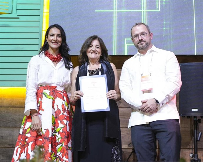 Ben Sowter, vicepresidente de QS, entregó el galardón de las 5 Estrellas a María Dolores García, presidenta de la UCAM