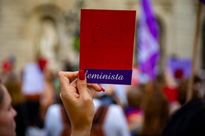 Una mujer sujeta una pancarta durante una concentración para pedir la destitución del presidente de la RFEF 