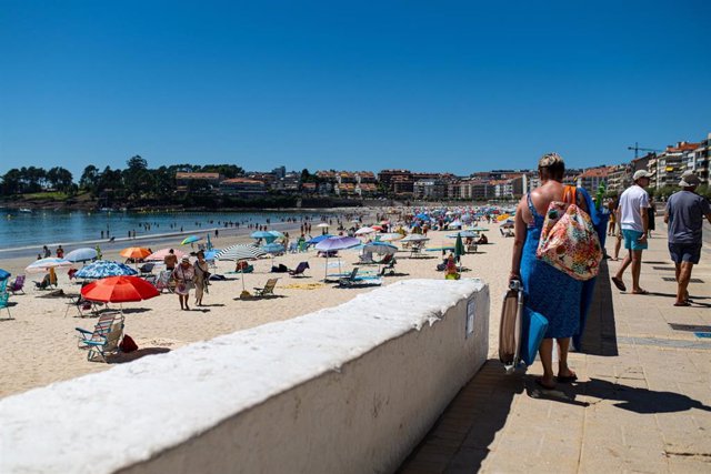 Archivo - Varias personas en la playa, a 7 de agosto de 2023, en Pontevedra