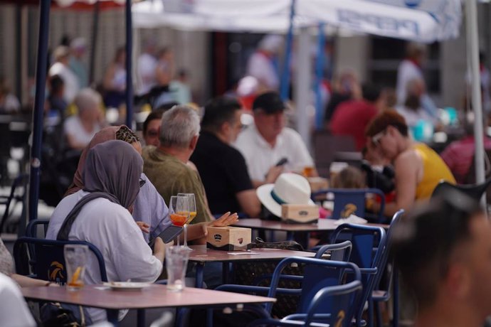 Archivo - Varias personas en la terraza de un bar, a 9 de agosto de 2023, en Vitoria Gasteiz, Álava, País Vasco (España). Euskadi permanece hoy en alerta naranja por calor extremo que tornará a alerta roja entre las 15 y las 18 horas. Justo en ese tramo