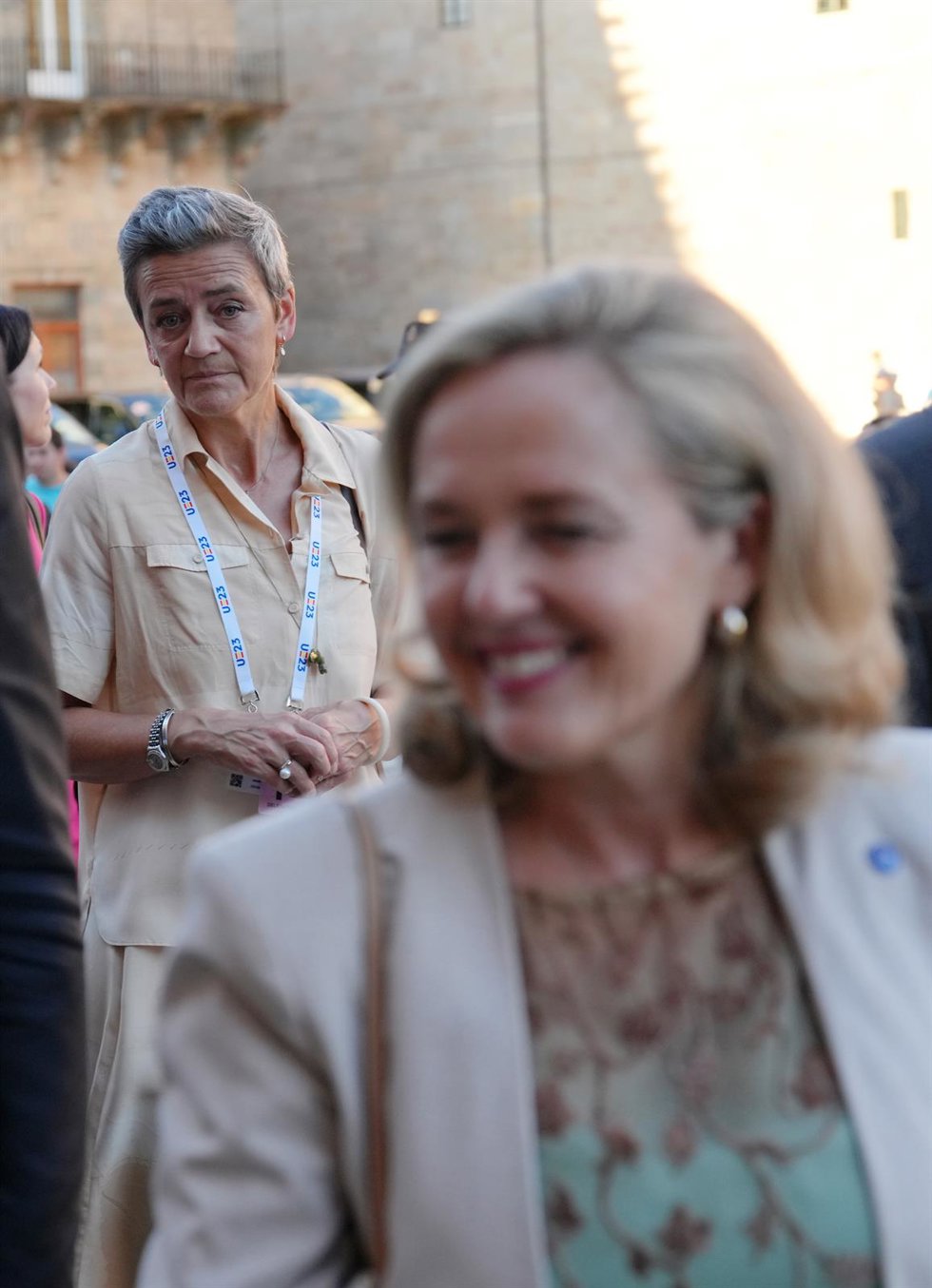 La vicepresidenta y comisaria de Competencia de la Comisión Europea, Margrethe Vestager (i), y la vicepresidenta primera y ministra de Asuntos Económicos y Transformación Digital en funciones, Nadia Calviño (d), durante la recepción de las delegaciones 