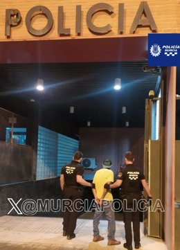 Imagen del detenido, custodiado por la Policía Local