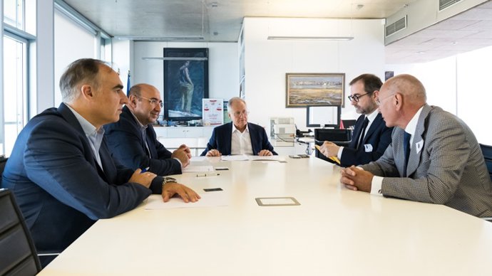 El Consejero De Industria, Empleo, Innovación Y Comercio, Eduardo Arasti, Se Reúne Con El Clúster De La Defensa