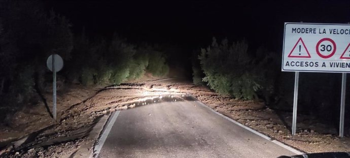 Una de las carreteras de la provincia afectadas por las tormentas.