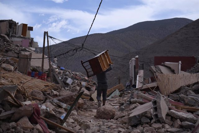 Un hombre recupera enseres entre los escombros de la aldea desaparecida, a 14 de septiembre de 2023, en Imi N’Tala, región de Marrakech-Safi (Marruecos). En esta aldea, que ya no existe tras el seísmo, había 67 viviendas donde residían 378 habitantes de l
