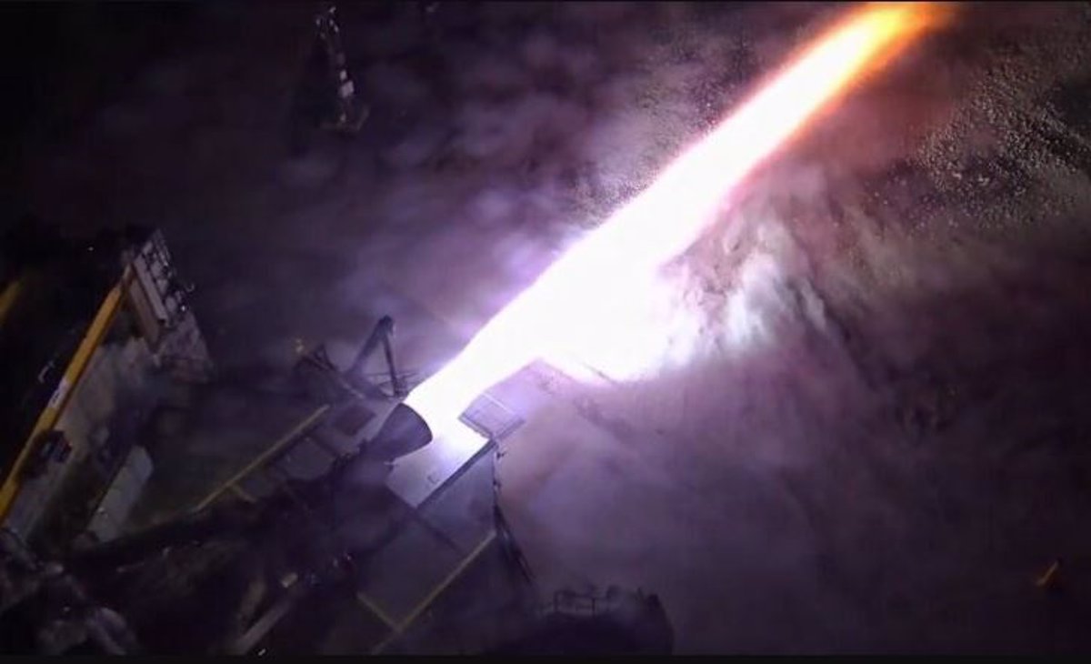SpaceX completes engine test of manned lunar lander