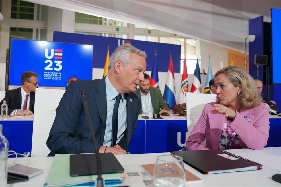 La vicepresidenta primera y ministra de Asuntos Económicos y Transformación Digital en funciones, Nadia Calviño, y el ministro de Finanzas de Francia, Bruno Le Maire.