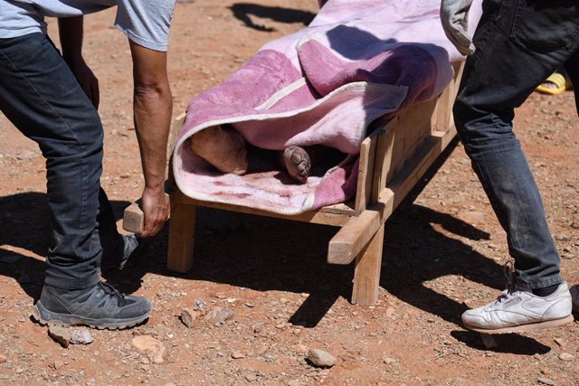 Un hombre fallecido tras ser rescatado de entre los escombros, a 11 de septiembre de 2023, en Talat N'yakoub, provincia de Al Haouz, región  de Marrakech-Safi (Marruecos). 
