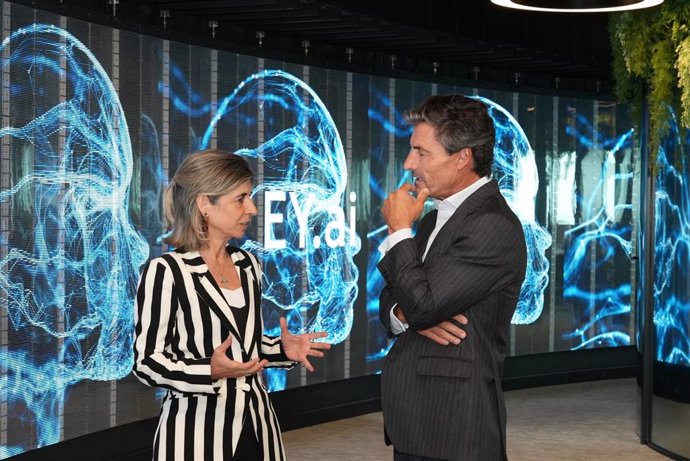 Archivo - La nueva responsable de inteligencia artificial de EY, Beatriz Sanz, y el presidente de EY en España, Federico Linares.