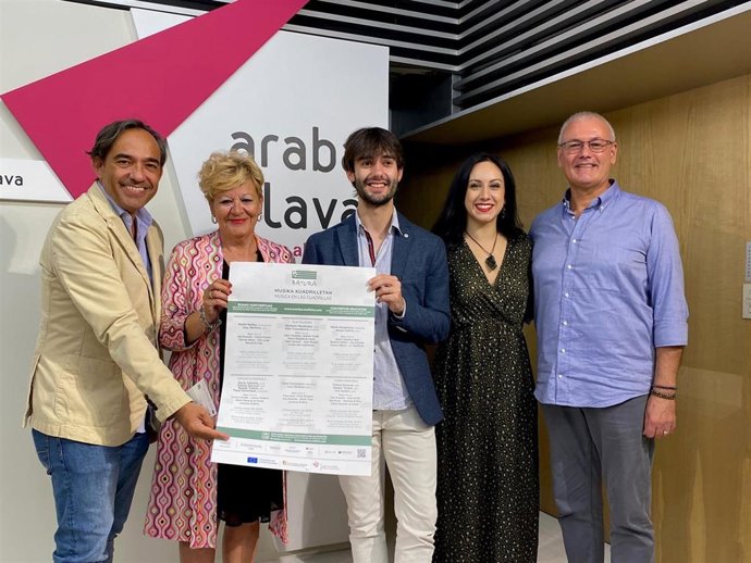 Ambas Iniciativas Han Sido Presentadas Por La Diputada De Cultura, Ana Del Val; Y Por Beñat Olano Y Josu Okiñena, Del 'Ciclo Batura'; Y Sara Vizcaino Y Nahikari Mora, De 'Latabalka'.