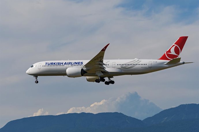 Archivo - August 1, 2023, Richmond, British Columbia, Canada: A Turkish Airlines Airbus A350-900 jetliner (TC-LGM) airborne on final approach for landing at Vancouver International Airport.