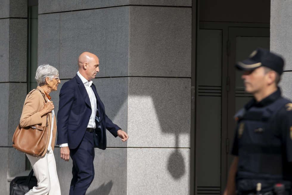 Un agente de Policía Nacional mientras llega el expresidente de la Real Federación Española de Fútbol (RFEF), Luis Rubiales y su abogada Olga Tubau, a declarar a la Audiencia Nacional, a 15 de septiembre de 2023.