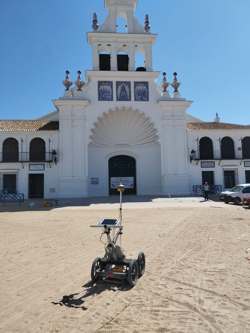 La Junta financia un estudio arqueológico en el entorno de la Ermita del Rocío para profundizar en su historia.