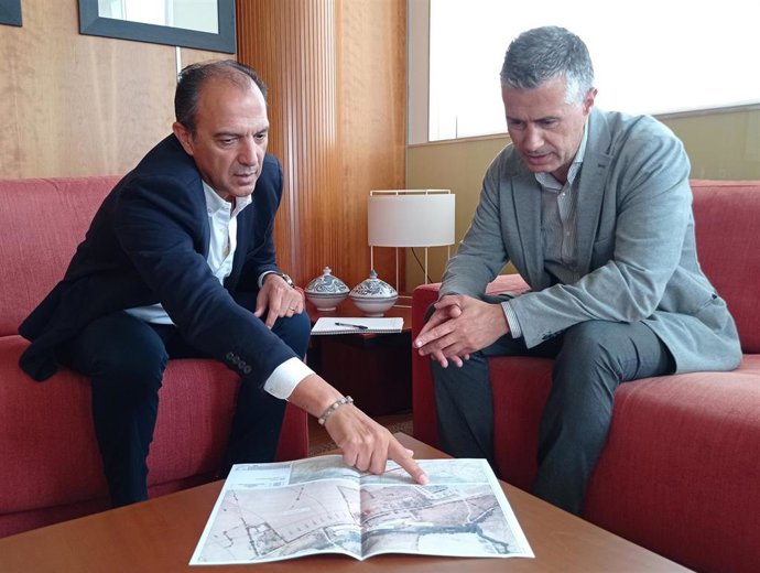 El consejero de Sanidad, José Luis Bancalero, y el alcalde de Jaca, Carlos Serrano