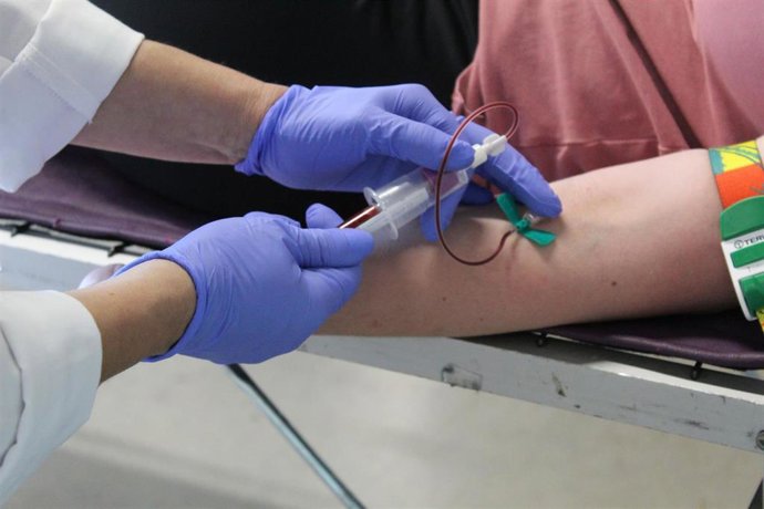 Archivo - Muestra de sangre para hacerse donante de médula, archivo 