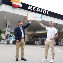 Repsol entrega en la estación de Nalda 1 millón de  al ganador del sorteo por repostar con Waylet: "Me cambia la vida"