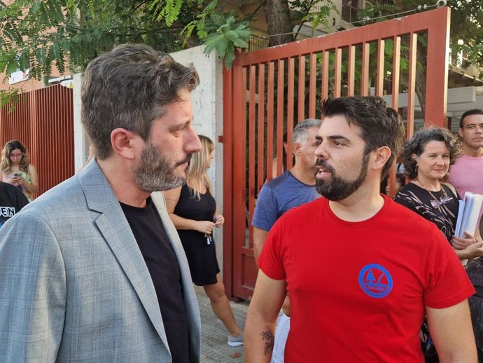 El diputado morado Víctor Egío, a la izquierda