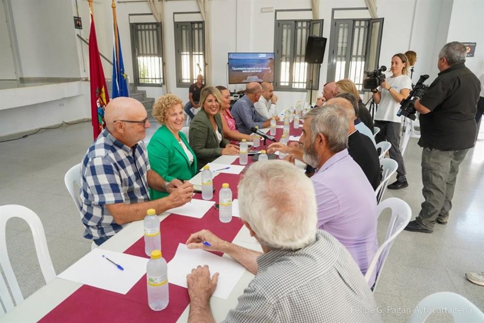 La alcaldesa, Noelia Arroyo, explica el proyecto a representantes vecinales