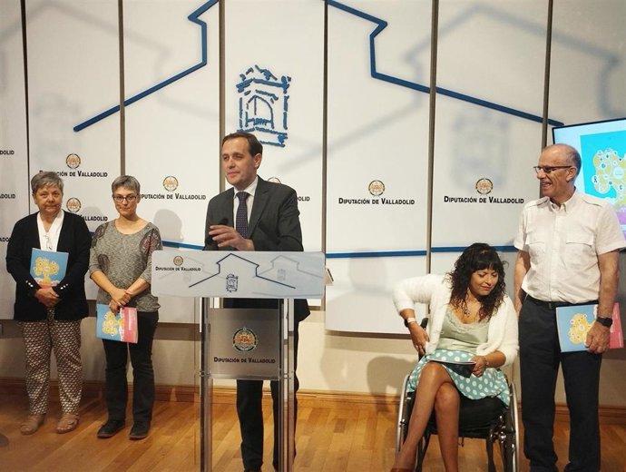 El presidente de la Diputación de Valladolid, Conrado Íscar, presenta la nueva Guía de Actividades para los centros educativos de la provincia para el curso 2023-2024.