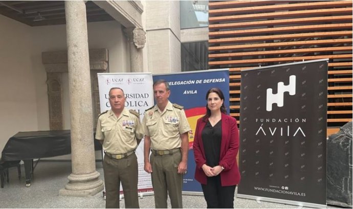 El coronel Fuente Cobo, el coronel Alvaro Capella y la decana de Ciencias Sociales y Jurídicas.