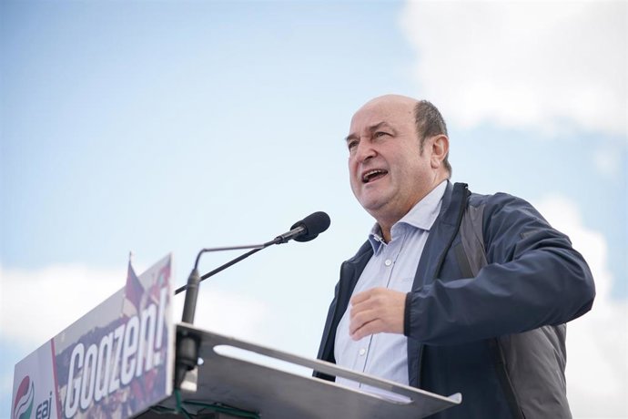 Archivo - El presidente de Euskadi Buru Batzarra (EBB), Andoni Ortuzar, interviene en la celebración del Alderdi Eguna con el lema 'Goazen' para animar a Mirar hacia delante, en las campas de Foronda, a 25 de septiembre de 2022, en Vitoria-Gasteiz, Ál