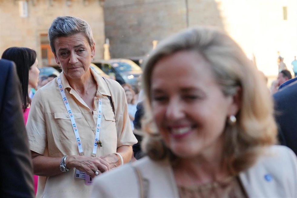 La vicepresidenta y comisaria de Competencia de la Comisión Europea, Margrethe Vestager (i), y la vicepresidenta primera y ministra de Asuntos Económicos y Transformación Digital en funciones, Nadia Calviño (d).