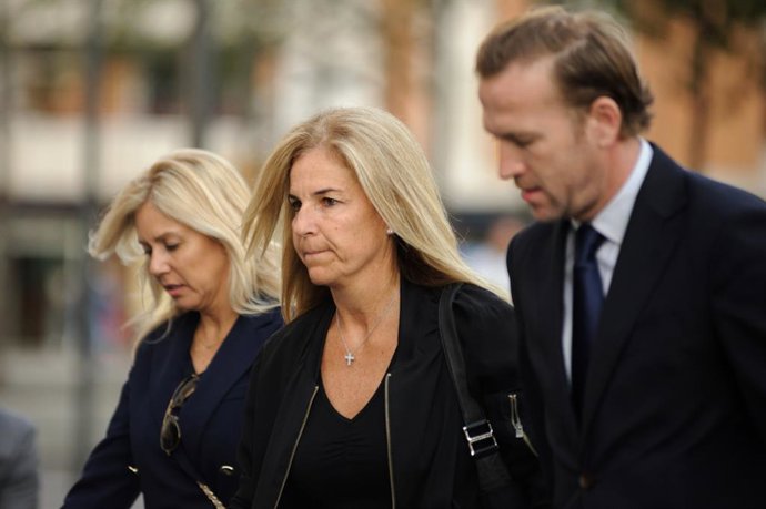 L'extennista Arantxa Sánchez Vicario (c) arriba al judici.