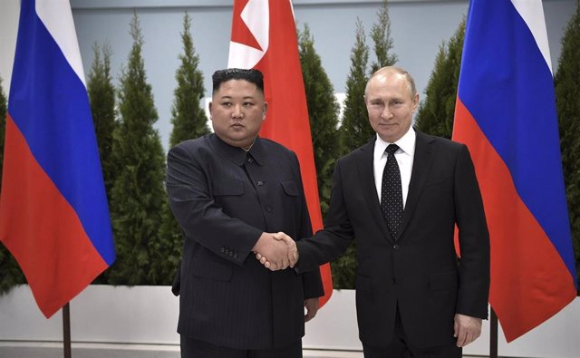 Archivo - El presidente ruso, Vladimir Putin, junto al líder de Corea del Norte, Kim Jong Un. 