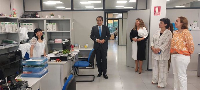 Nieto visita las dependencias de la delegación territorial de Justicia en Almería