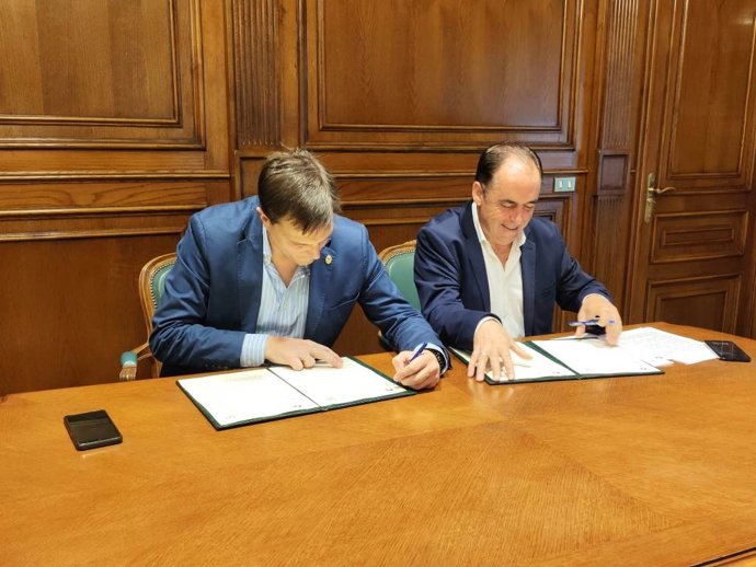 Javier Alonso (izda) y Benito Serrano firman el convenio de colaboración para la adherencia terapéutica.