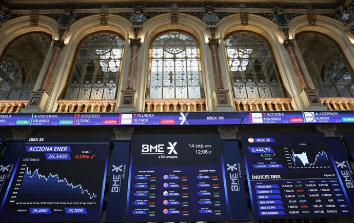 Varios paneles del IBEX 35 en el Palacio de la Bolsa de Madrid, a 14 de septiembre de 2023, en Madrid (España). 