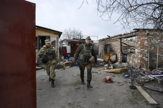 Archivo - April 12, 2022, Andriivka, Kyiv, Ukraine: Men from security forces seen taking used munitions outside a house.The village of Andriivka, west of Kyiv, revealed heavy damages, civilians' killings and disappearing, after the Russians' withdrawals