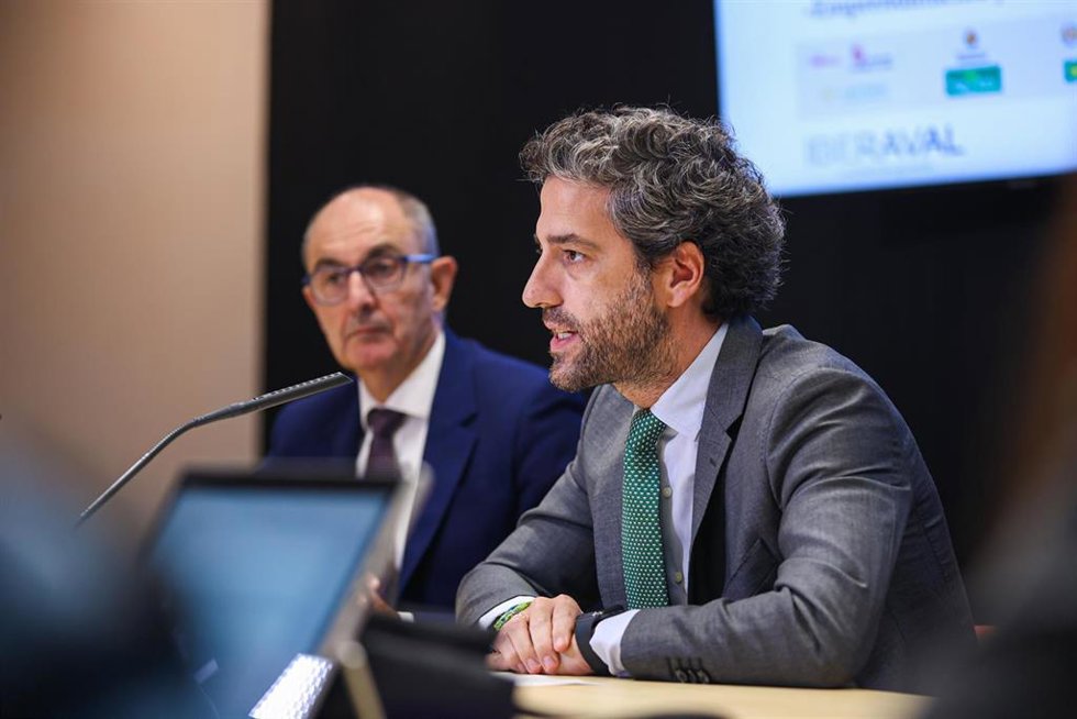 Presidente del Consejo de Administración de Iberaval, César Pontvianne, junto al director general de la SGR, Pedro Pisonero, actual presidente de la Red REGAR.