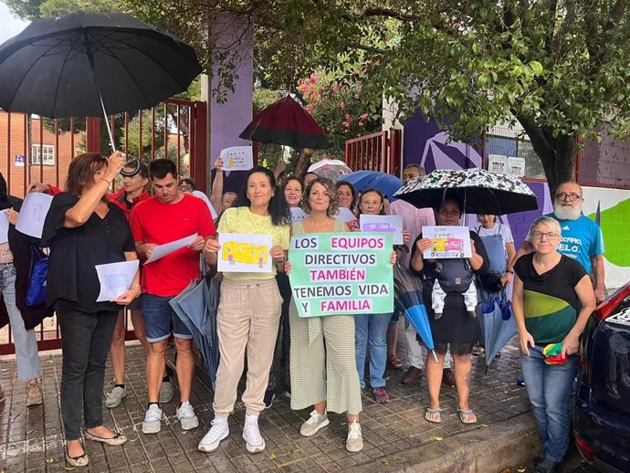 Representantes del AMPA del CEIP Forn d'Alcedo se concentra por los problemas en el transporte escolar