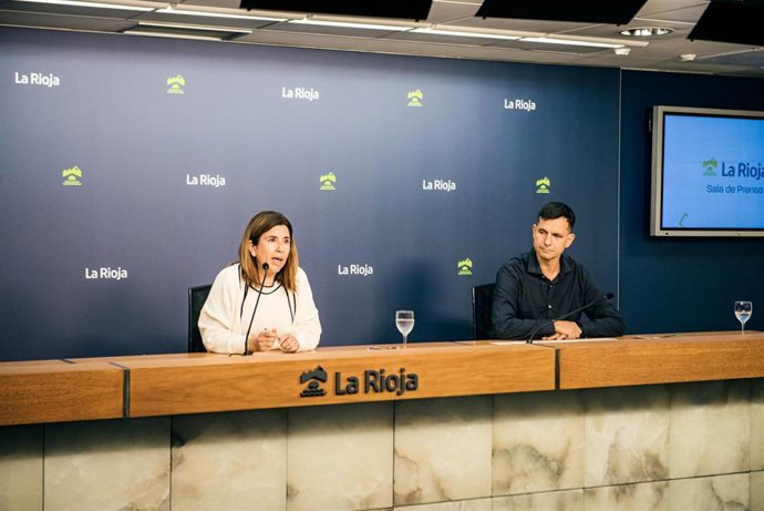 La directora general de Agricultura y Ganadería, María Jesús Miñana, junto con el doctor ingeniero agrónomo del Servicio de Investigación Agraria, Sergio Ibáñez