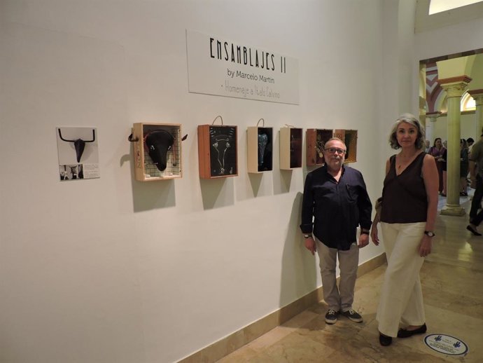 En la imagen, el autor de la exposición, el arquitecto argentino Marcelo Martin junto a Ana María Aranda, directora del Área de Historia del Arte de la UPO.