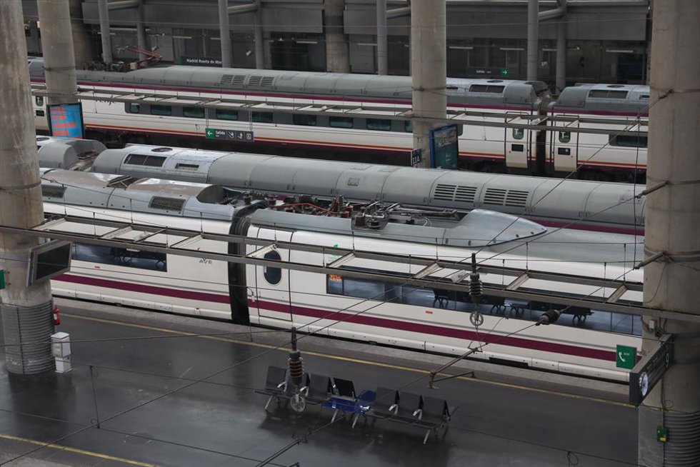 Archivo - Varios trenes en andenes en la estación de Atocha.