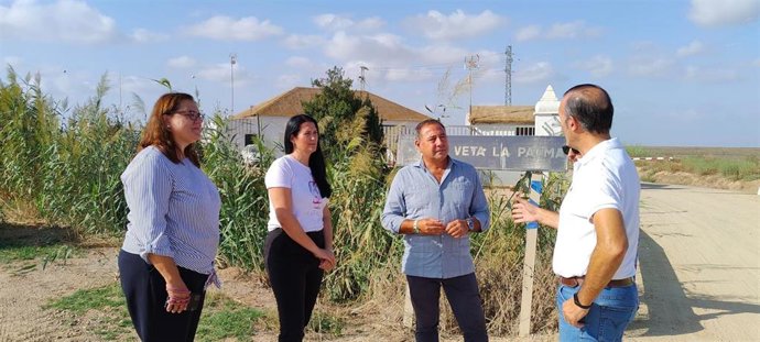 El presidente del PP de Sevilla, Ricardo Sánchez, y la portavoz del Partido Popular de La Puebla del Río, entre otros, en la visita a la finca Veta La Palma.