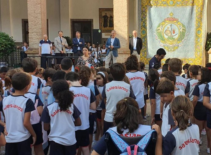 Araúz celebra el comienzo de curso en los institutos en los Salesianos de Triana.