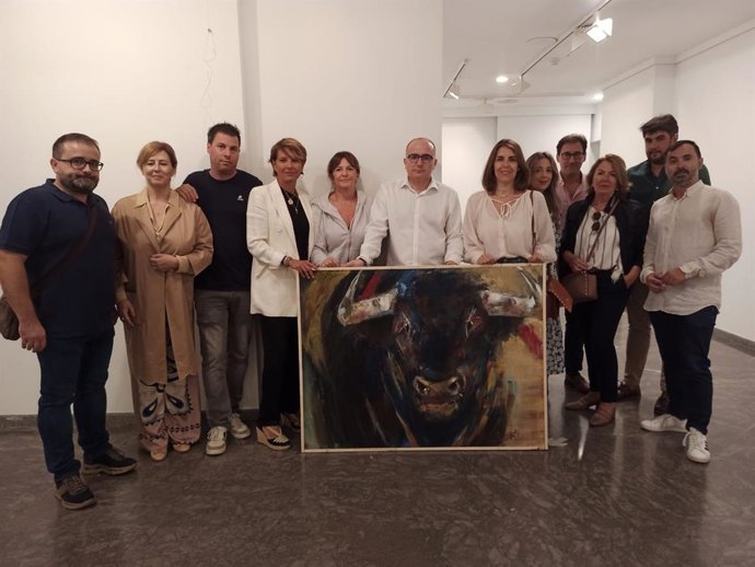 El jurado con la obra 'Ligerito' de la pintora Ana Bayo que ha ganado el Certamen Internacional de Pintura Taurina 'El Quite'