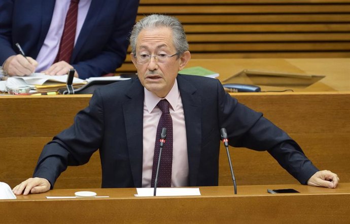 Archivo - El síndic de Greuges, Ángel Luna, en una comparecencia ante Les Corts