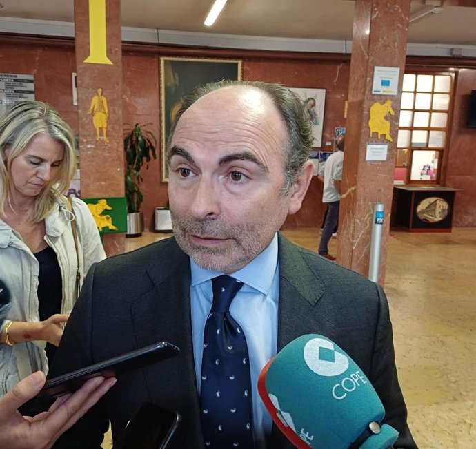 El rector de la Universidad de Oviedo, Ignacio Villaverde, antes de ofrecer la lección inaugural del curso en el IES Jovellanos de Gijón.