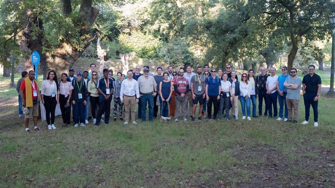 Foto de familia de acompañantes y ministros de economía tras realizar una parte del Camino de Santiago, a 15 de septiembre de 2023, en A Coruña, Galicia (España). La reunión informal ministerial de Asuntos Económicos y Financieros de la Unión Europea ha